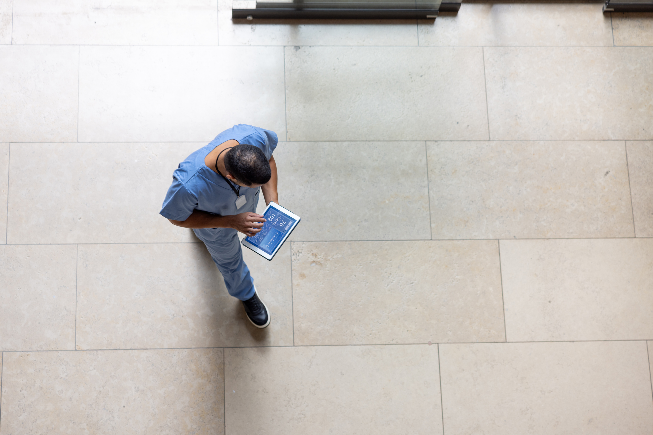 Zorgprofessional werkt digitaal op tablet – transitie in de zorg